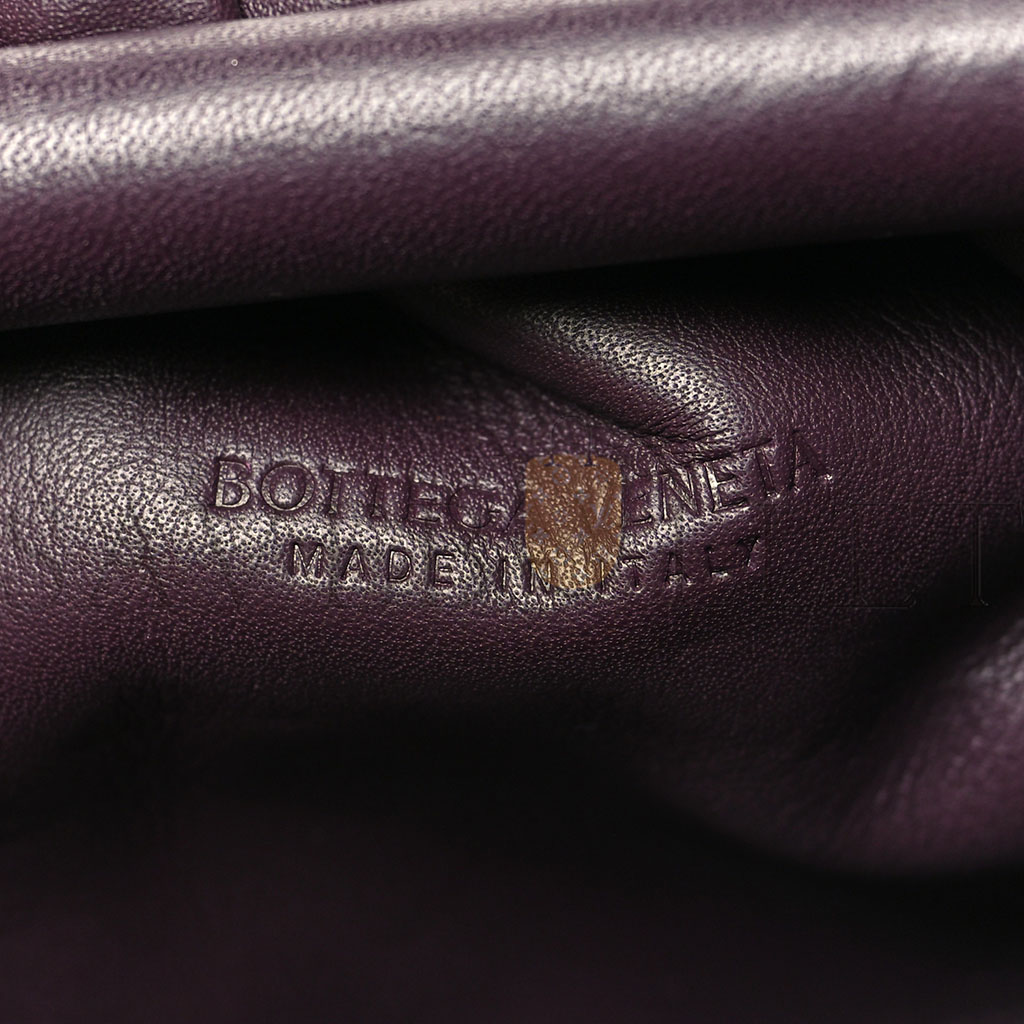 bo*te*ga Ve*ne*ta butter calfskin the mini pouch grape (22*14*6cm)