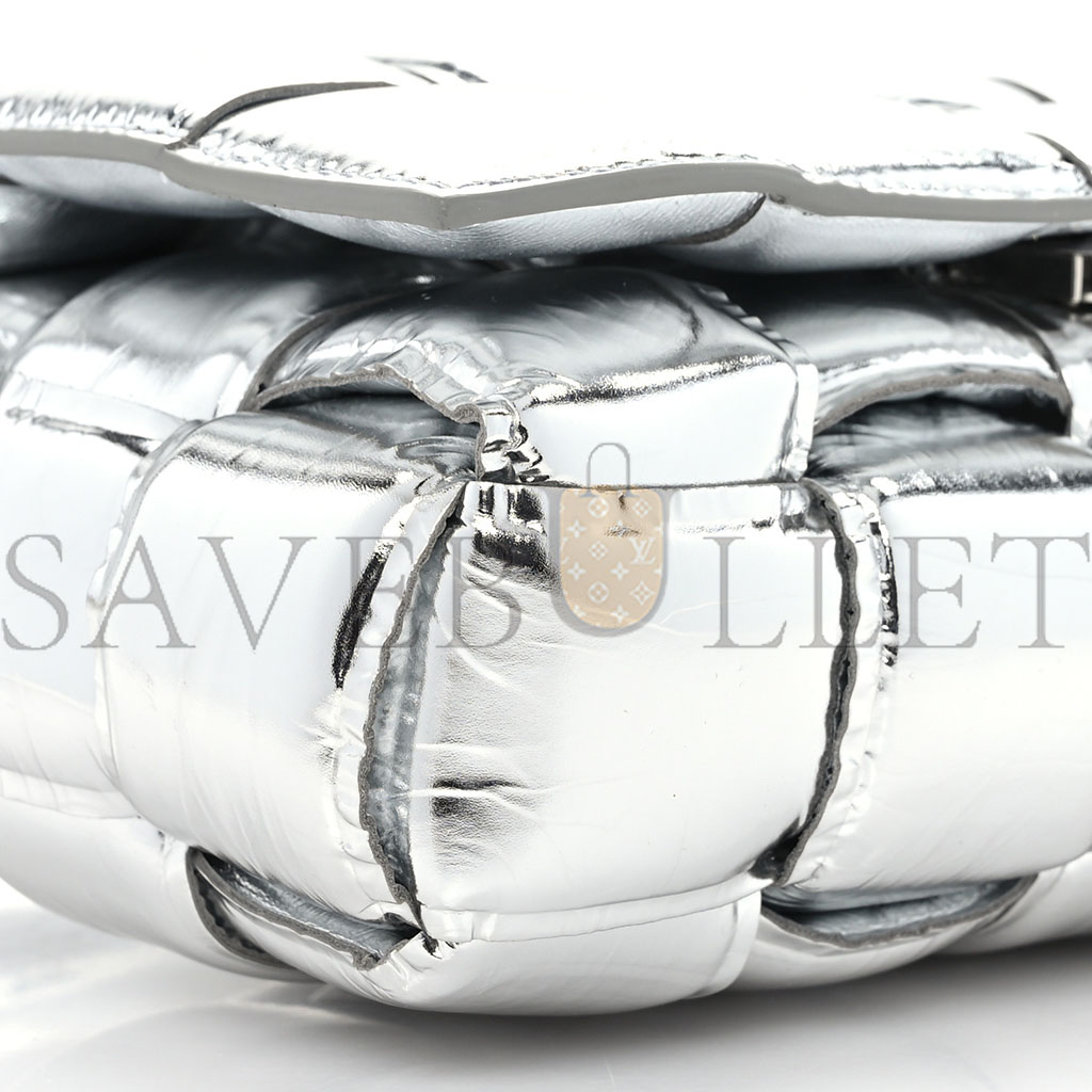 bo*te*ga Ve*ne*ta metallic lambskin padded cassette crossbody bag silver (26*18*8cm)