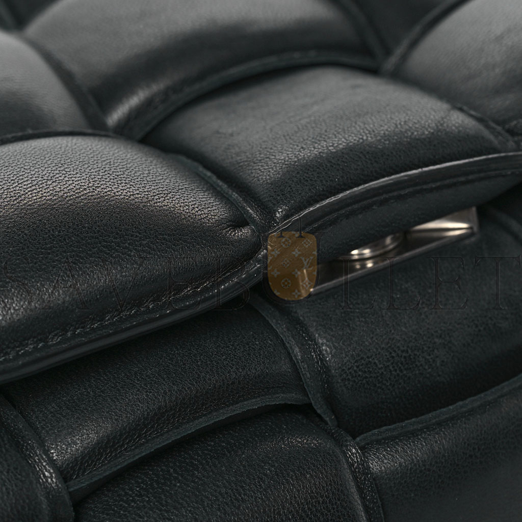 bo*te*ga Ve*ne*ta nappa maxi intrecciato padded cassette crossbody bag black (26*18*8cm)