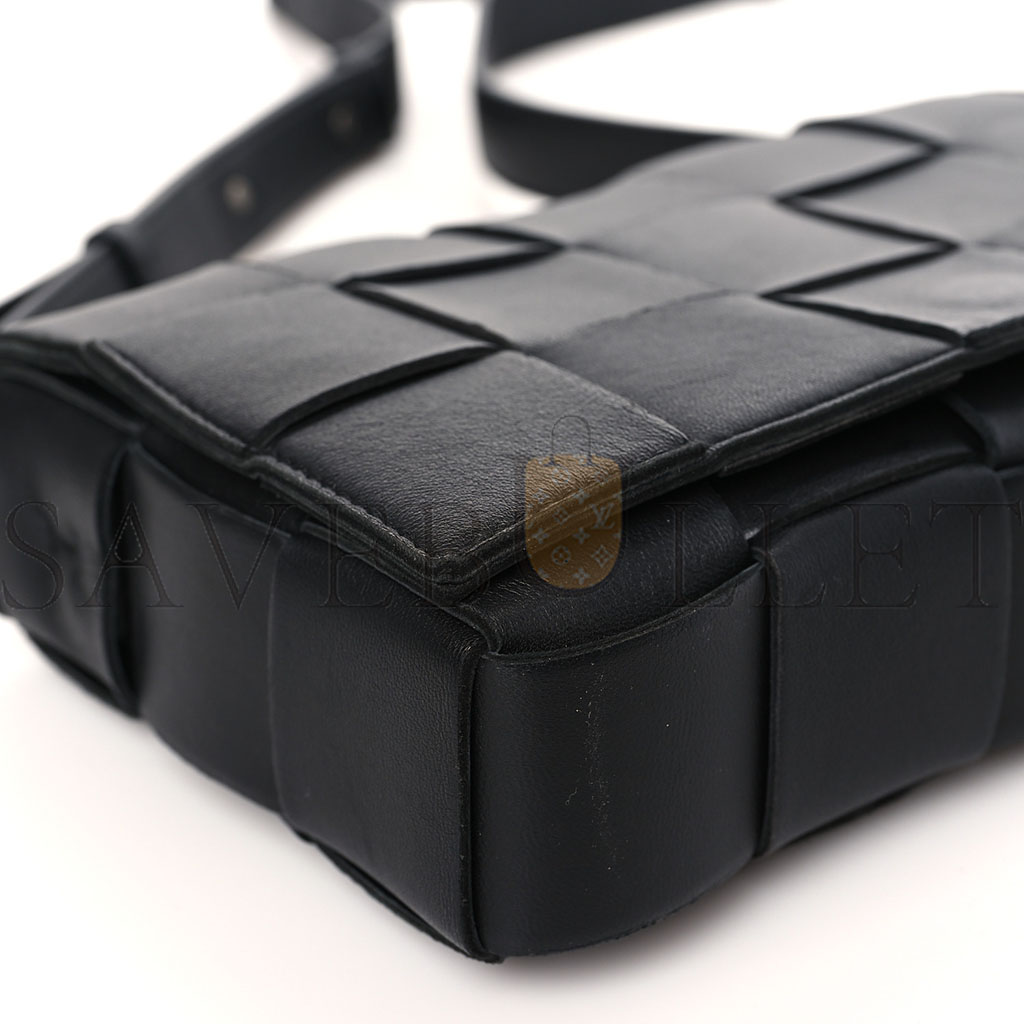 bo*te*ga Ve*ne*ta lambskin maxi intrecciato cassette crossbody bag black (19*12*4cm)