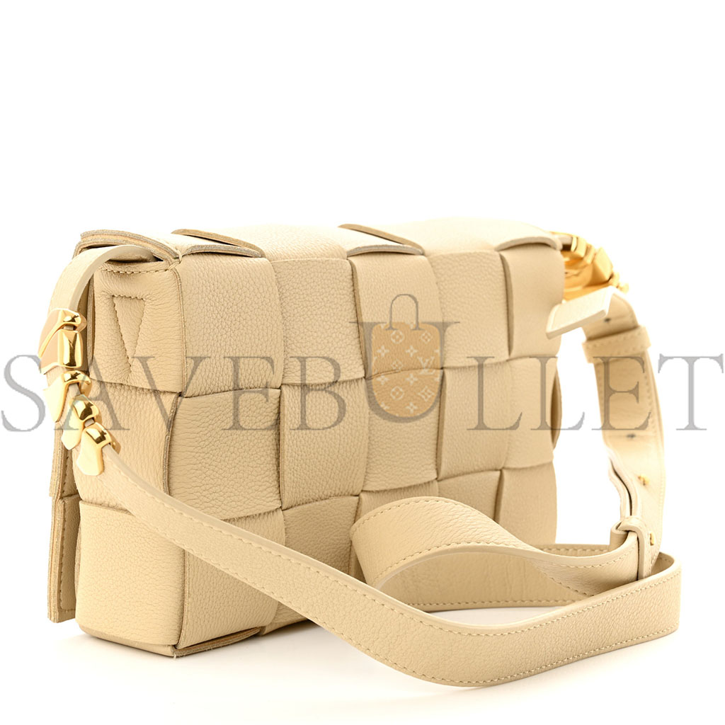 bo*te*ga Ve*ne*ta grained calfskin maxi intrecciato cassette crossbody bag porridge (23*15*5.5cm)