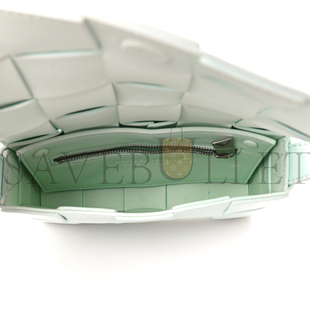 bo*te*ga Ve*ne*ta lambskin maxi intrecciato cassette crossbody bag glacier (19*12*4cm)