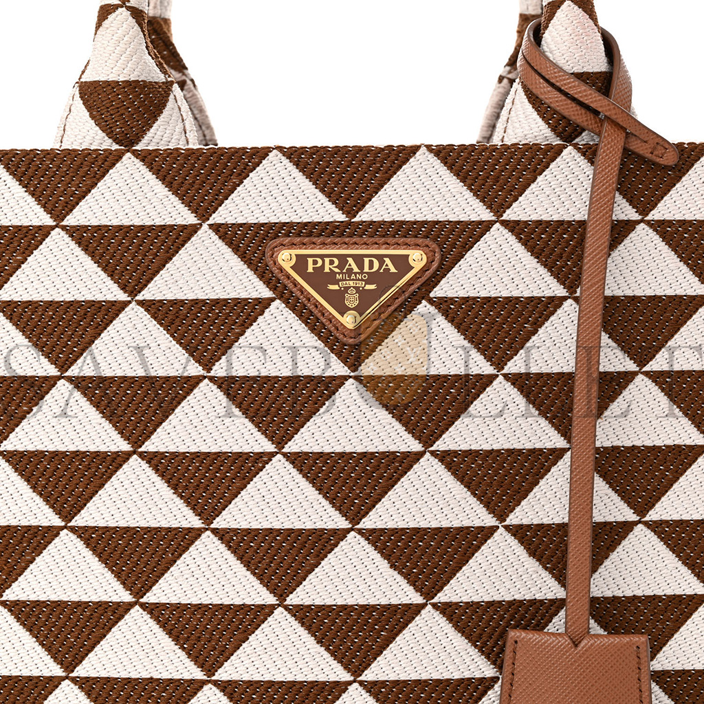 Pra*a jacquard saffiano triangolo symbole embroidered small tote tobacco talco (28*22*9cm)