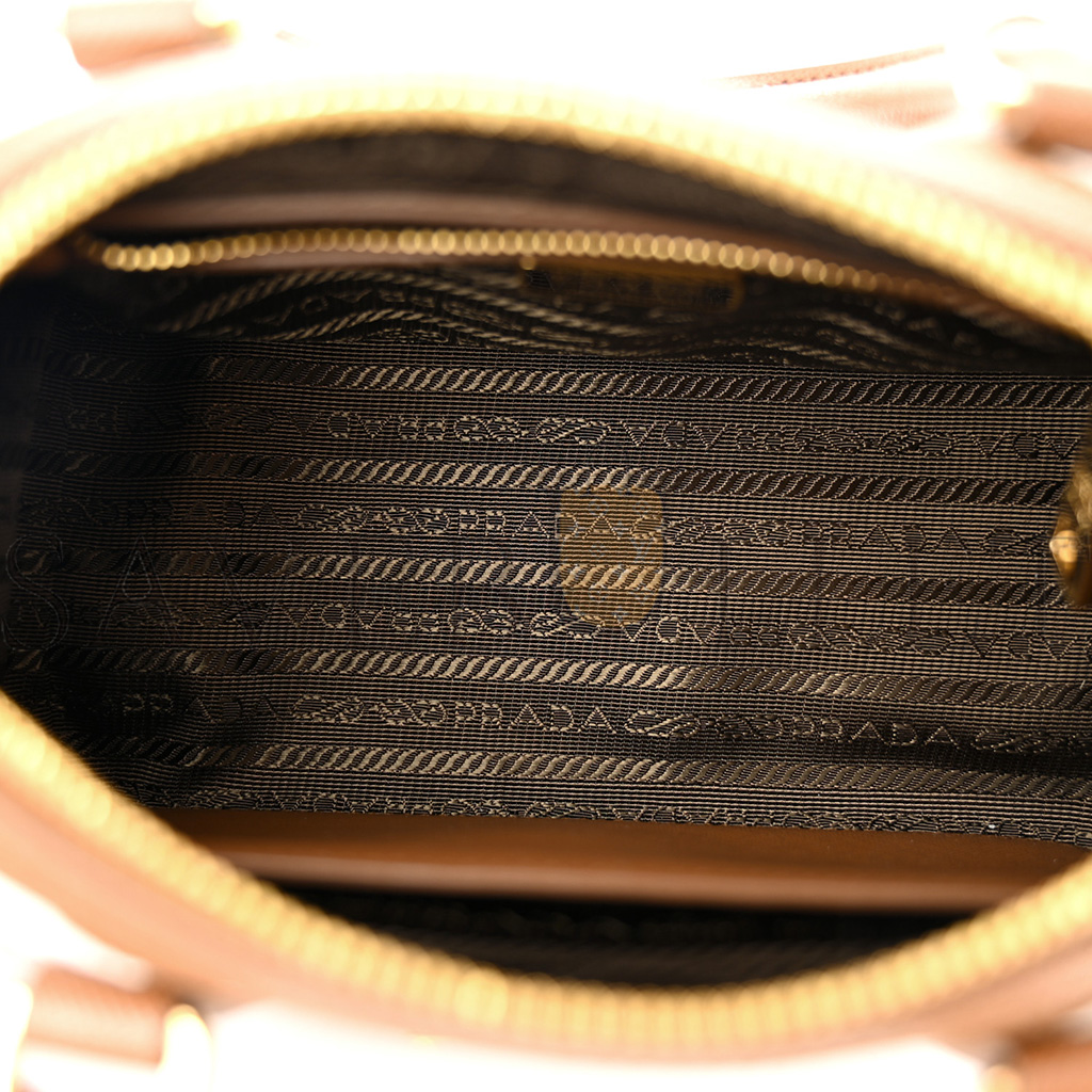 Pra*a jacquard saffiano triangolo symbole embroidered top handle crossbody bag tobacco talco (17*13*11cm)