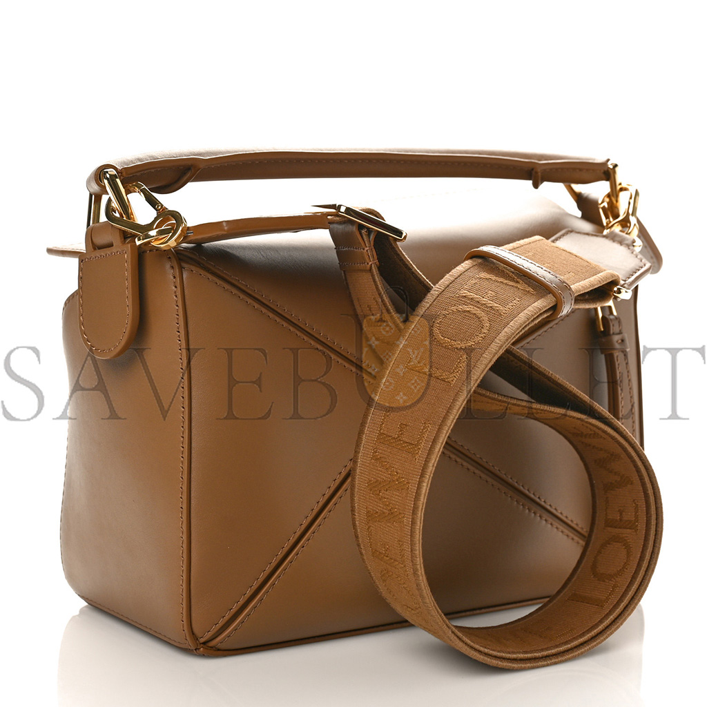 l*ew* satin calfskin monochrome small puzzle edge bag pale oak (24*16.5*10.5cm)