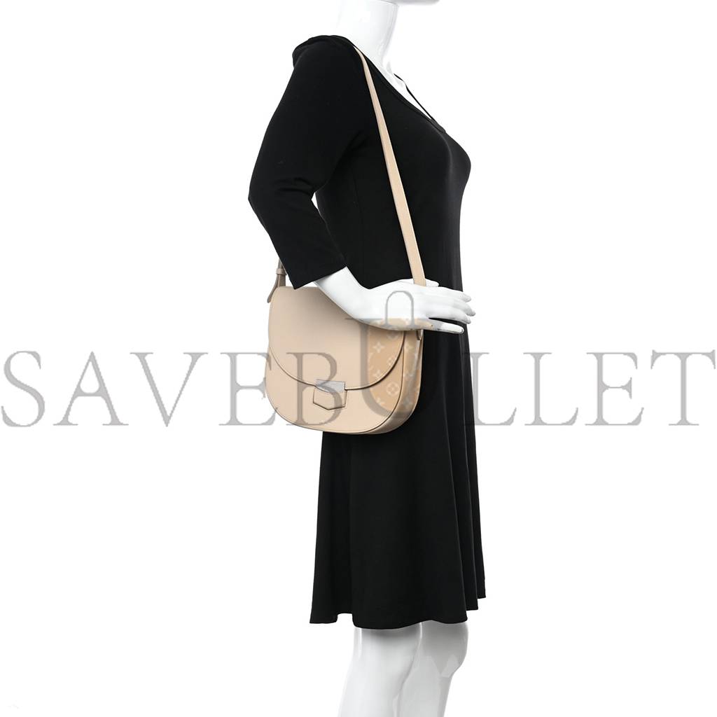 Ce**e grained calfskin medium trotteur light taupe (34*32*25cm)