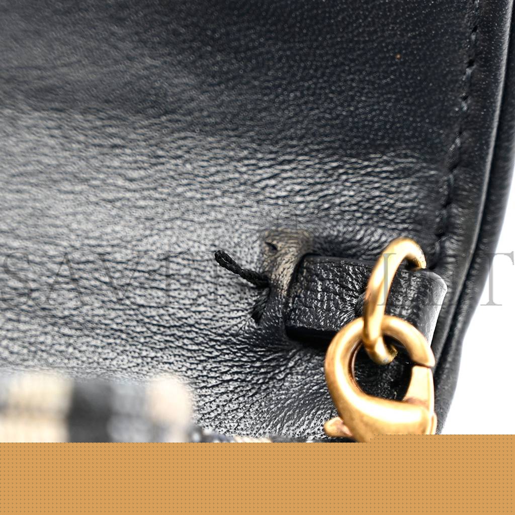 D*or oblique nano saddle chain pouch blue (11*9*2.5cm)